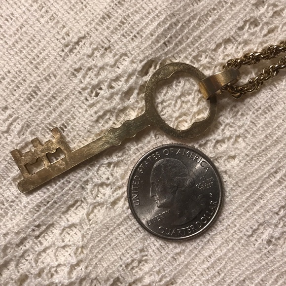 Vintage key necklace with long chain - Picture 4 of 6